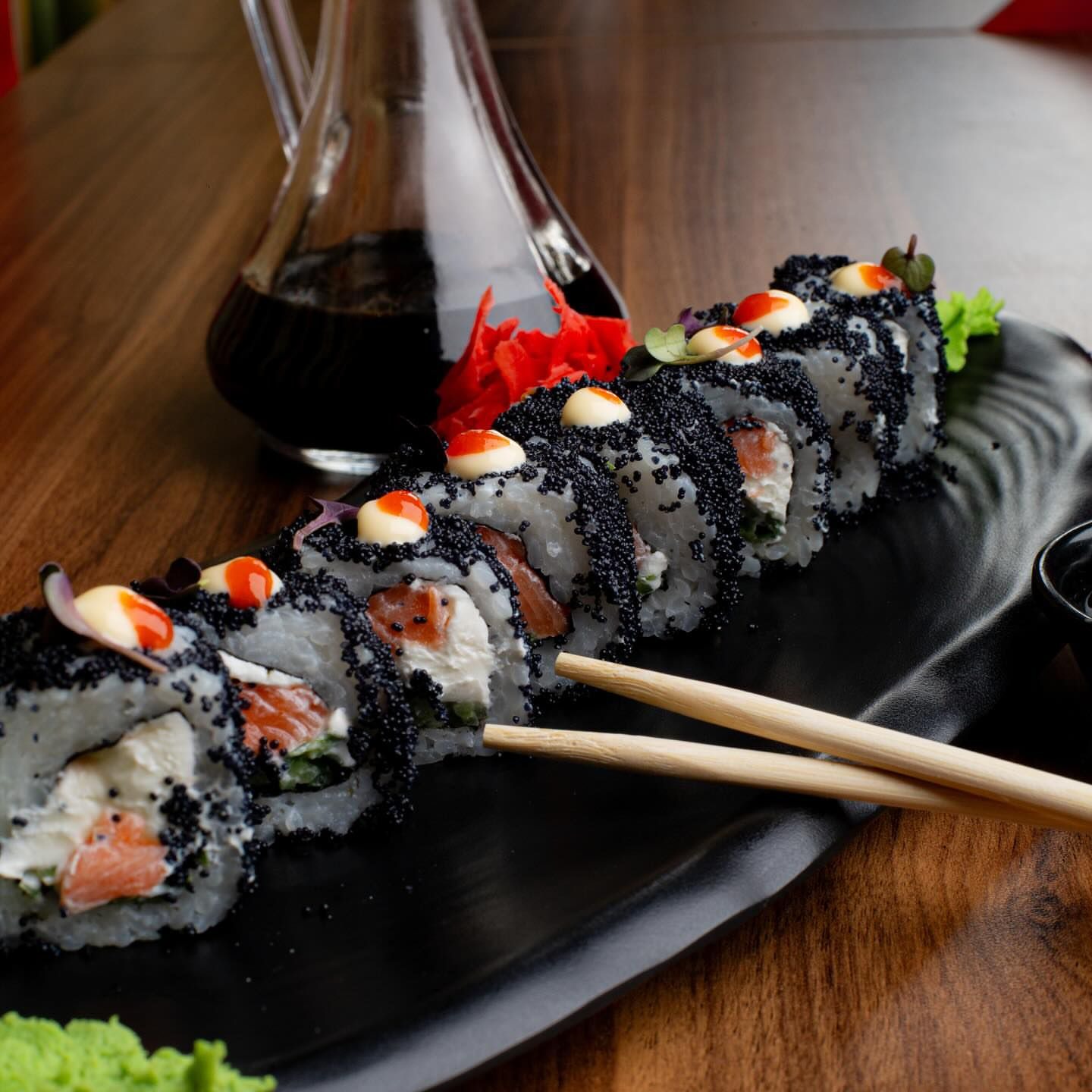 Black Kaliforniya Salmon roll 8 ədəd